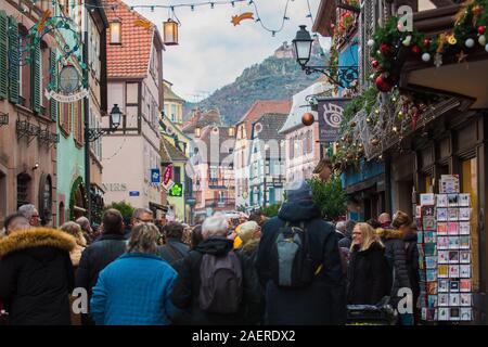 Ribeauvillé, Alsace, France - 8 décembre 2019 : foule marche sur les rues du vieux village français annonce le début de la foire de Noël. Cou Banque D'Images