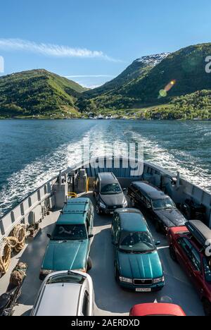 En ferry sur l'Hardangerfjord de Utne à Kvanndal Utne, village à l'arrière, le comté de Hordaland, Norvège Banque D'Images