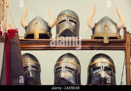 Ribeauvillé, Alsace, France - 8 décembre 2019 : exposition médiévale pour les vacances d'hiver, juste présenter knight anciens traditionnels casques et ar viking Banque D'Images