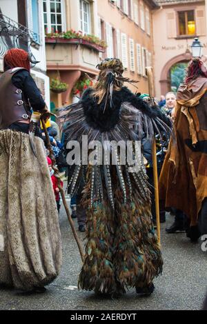 Ribeauvillé, Alsace, France - 8 décembre 2019 : masquerade parade avec des gens habillés en monstres ou personnages de conte effrayant les rues du vieux marche Banque D'Images