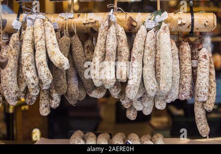 Ribeauvillé, Alsace, France - 8 décembre 2019 : Marché de Noël et avec un gros plan de la vitrine française de vente de saucisses. Eco savoureux hea Banque D'Images