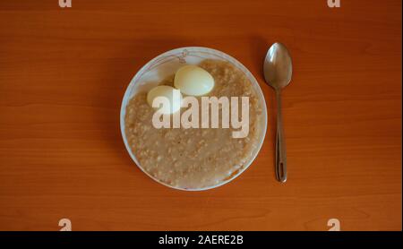 Gruau d'avoine avec des œufs durs, petit déjeuner sur la table Banque D'Images