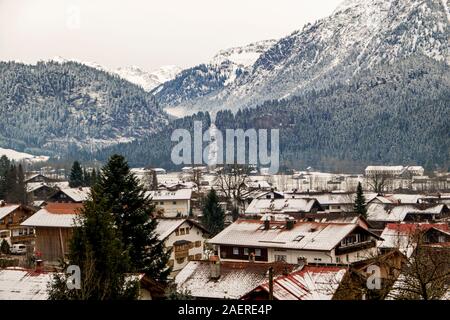 Panorama à partir de Bad Hindelang en Allemagne avec les montagnes de neige Banque D'Images