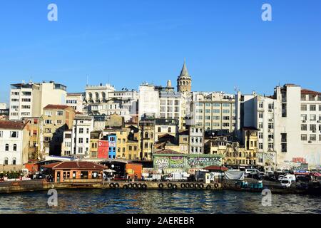 Turquie, Istanbul. Vue depuis le pont de Galata sur la Tour de Galata à Istanbul Banque D'Images