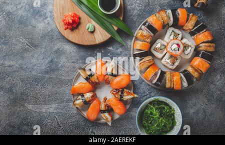 Rouleaux de sushi et ensembles. La nourriture japonaise Vue de dessus. Banque D'Images