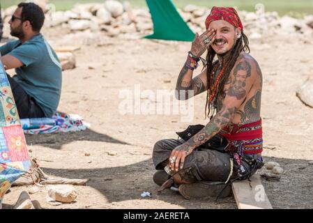 Un tatoué et pirate foulard sur sa tête paraît à la caméra à la théorie perdue psytrance festival à Riomalo de Abajo Banque D'Images