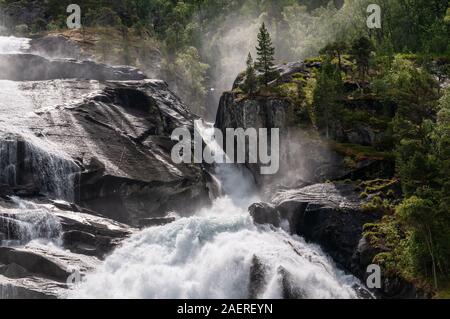 Tveitafoss Cascade, rivière Kinso, gorge étroite, rochers, seul arbre par l'eau, la vallée des Cascades près de Tver, Hordaland, Norvège Banque D'Images