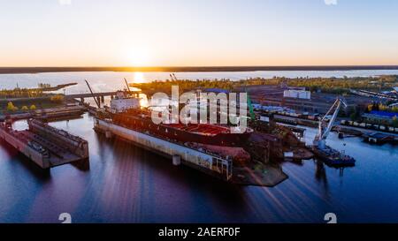 Réparation de bateaux-citernes en cale sèche chantier naval, Drone abattu Banque D'Images