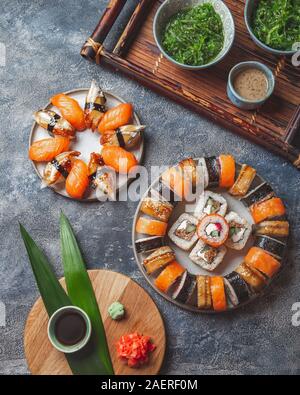 Rouleaux de sushi et ensembles. La nourriture japonaise Vue de dessus. Banque D'Images