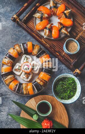 Rouleaux de sushi et ensembles. La nourriture japonaise Vue de dessus. Banque D'Images