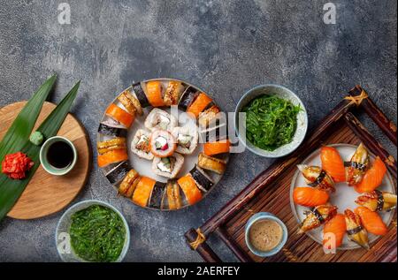 Rouleaux de sushi et ensembles. La nourriture japonaise Vue de dessus. Banque D'Images