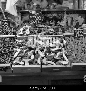 Dans le célèbre marché de la Boqueria à Barcelone, Variété disponible pour tous les visiteurs qui aiment les champignons frais et des aliments sains. Banque D'Images