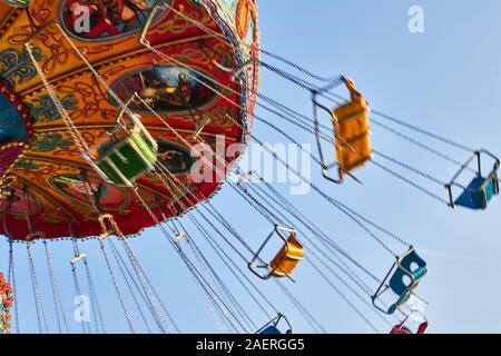 Les gens monter la chaîne carrousel dans un parc d'amusement. Cheboksary (Russie), le 05/11/2019 Banque D'Images