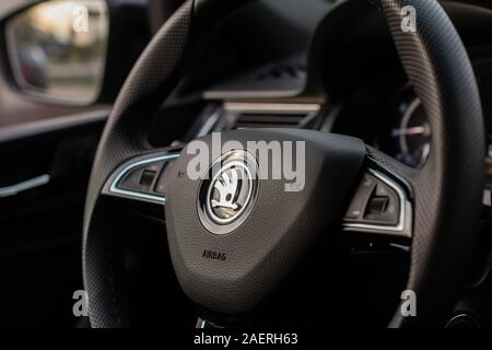 Un logo Skoda sur le volant d'une rapide Monte Carlo avec le rétroviseur sur l'arrière-plan. Mlada Boleslav, 01.12.2019, Banque D'Images