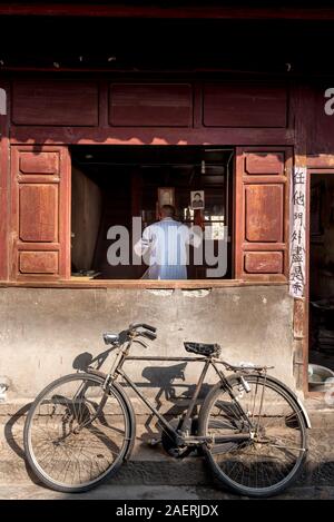 14 mars 2019 : une coupe de cheveux coiffure le de Xizhou, Yunnan, Chine Banque D'Images