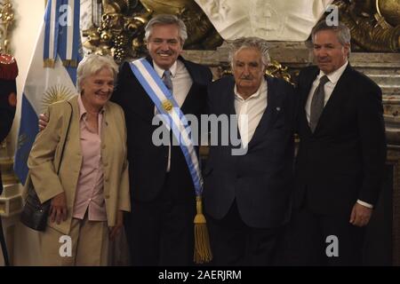 10 décembre 2019 : INT. WorldNews. Le 10 décembre 2019. Ville de Buenos Aires, Argentine.-.LUCIA TOPOLANSKY, Vice-président de l'Uruguay, et JOSE Â¨PEPEÂ¨MUJICA, ancien président de l'Uruguay, s'occupe à l'hypothèse de la nouvelle présidente de l'Argentine Alberto Fernandez, à la Casa Rosada (Palais présidentiel, ville de Buenos Aires, Argentine, le 10 décembre 2019.Ce matin Alberto Fernandez et Cristina Fernandez de Kirchner assume en tant que président et vice-président de l'Argentine pour la période 2019-2023. (Crédit Image : © Julieta FerrarioZUMA sur le fil) Banque D'Images