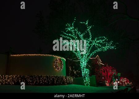 Élaborer des décorations de Noël sur les maisons de Dyker Heights, Brooklyn, NY, USA. Une tradition de quartier. Banque D'Images