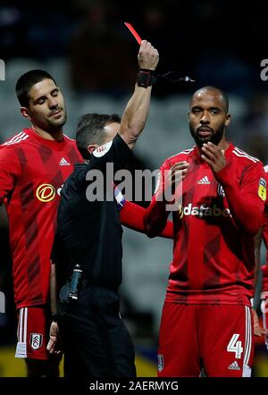 Le Fulham Denis Odoi est montré le carton rouge par l'arbitre Keith Stroud, au cours de la Sky Bet Championship match à Deepdale, Preston. Banque D'Images