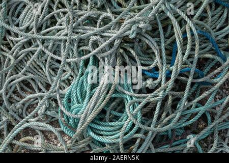 Corde de fils tordus de nylon dans un contexte de masse enchevêtrée Banque D'Images