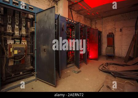 Armoires avec du mauvais matériel en usine abandonnée. Banque D'Images