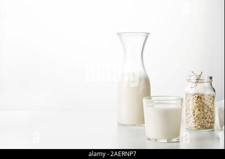 Lait sain préparé à partir de l'avoine et l'eau mélangés ensemble. Boisson de céréales de l'usine. Régime Végétarien, concept, sans lactose. Focus sélectif, de l'espace pour tex Banque D'Images