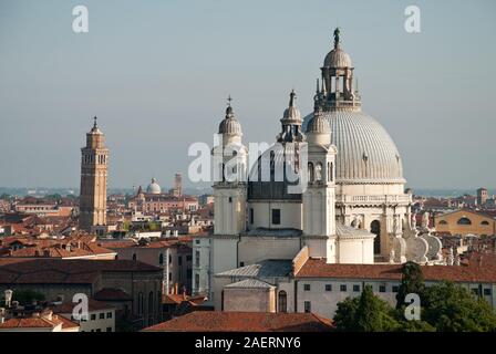 Venise Italie : vue aérienne, les dômes de la Basilique Santa Maria della Salute, à l'arrière-plan le quartier de San Marco Banque D'Images