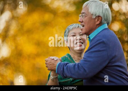 Happy senior couple joyeusement danser ensemble. Banque D'Images
