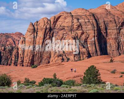 Les randonneurs sur les Dunes pétrifiées, Snow Canyon State Park, Saint George, Utah. Banque D'Images