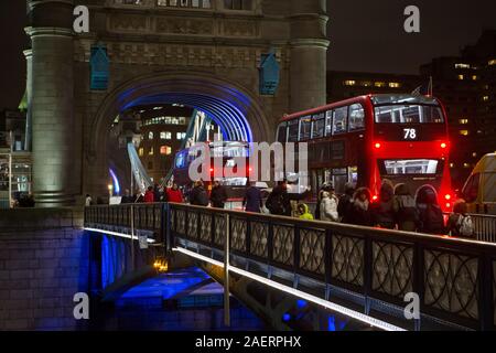 Bus Rouge traverse le Tower Bridge de nuit GV Vue générale, Londres Banque D'Images