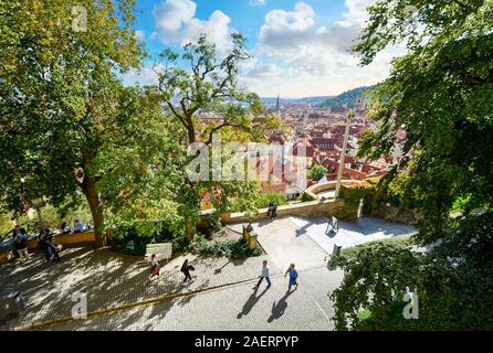 Vu de l'ensemble du château de Prague en République tchèque sur la vieille ville avec des toits de tuiles rouges sur un jour d'automne chaud et ensoleillé Banque D'Images