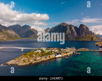 Une pêche jaune cabines dans Sakrisoy, un petit village de pêche dans les îles Lofoten Moskenes Municipalité le comté de Nordland en Norvège, avec une montagne je Banque D'Images