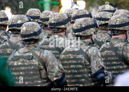 Les soldats de l'armée roumaine à la parade de la fête nationale de la Roumanie Banque D'Images