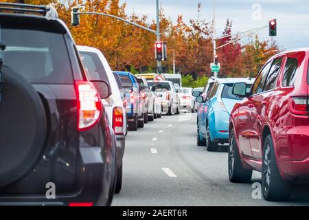 L'après-midi dans le trafic lourd sur la montagne, Silicon Valley, Californie ; voitures arrêtées à un feu rouge Banque D'Images