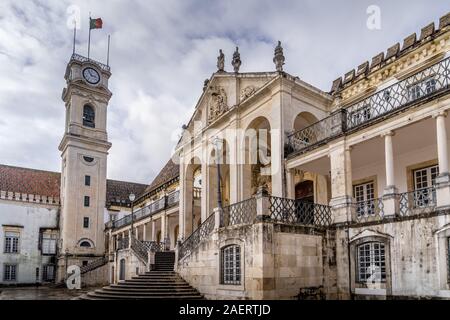 Voir l'université de Coimbra et palais royal cour avec la chapelle royale, clocher et bibliothèque Joanina Banque D'Images