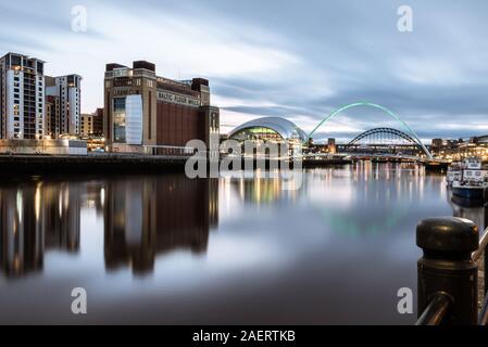 Jusqu'à la rivière Tyne au crépuscule le 29 mars 2019 à certains de Newcastle sur Tyne plus connu de repère dans le quai avec des réflexions Banque D'Images