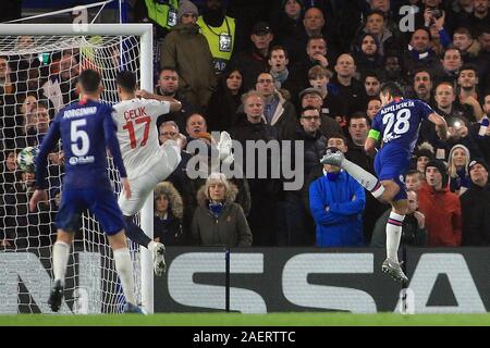 Londres, Royaume-Uni. Dec 10, 2019. Cesar Azpilicueta de Chelsea (R) les têtes et les scores de l'équipe de son 2e but. Ligue des Champions groupe H match, Chelsea v Lille au stade de Stamford Bridge, à Chelsea, Londres, le mardi 10 décembre 2019. Cette image ne peut être utilisé qu'à des fins rédactionnelles. Usage éditorial uniquement, licence requise pour un usage commercial. Aucune utilisation de pari, de jeux ou d'un seul club/ligue/dvd publications. pic par Steffan Bowen/Andrew Orchard la photographie de sport/Alamy live news Crédit : Andrew Orchard la photographie de sport/Alamy Live News Banque D'Images