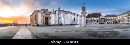 L'université de Coimbra main square avec le palais Royal, la tour du clocher, Joanina bibliothèque baroque pendant le coucher du soleil au Portugal Banque D'Images