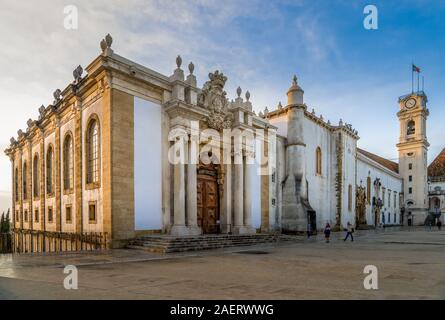 L'université de Coimbra main square avec le palais Royal, la tour du clocher, Joanina bibliothèque baroque pendant le coucher du soleil au Portugal Banque D'Images