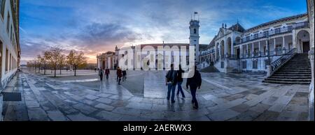 L'université de Coimbra main square avec le palais Royal, la tour du clocher, Joanina bibliothèque baroque pendant le coucher du soleil au Portugal Banque D'Images