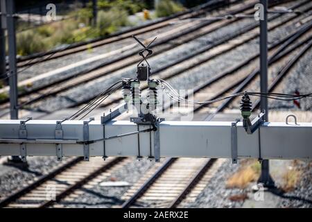 Ligne aérienne de contact pour les trains, chemins de fer, les isolants de paratonnerres, Banque D'Images