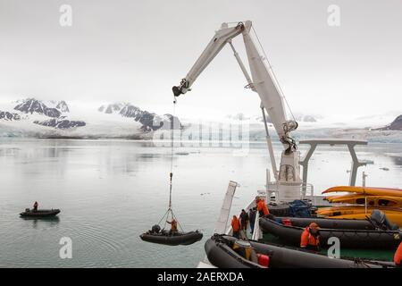 Zodiaks soulevée dans l'eau par le pont du navire de recherche russe AkademiK Sergey Vavilov, un navire de la glace renforcée sur une expédition cr Banque D'Images