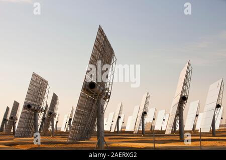 Heliostats, grand soleil pour diriger des miroirs réfléchissant la tour solaire thermique PS20, la seule tour solaire de travail en ce moment dans le monde. Sa Banque D'Images