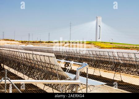 La tour solaire thermique PS20, la seule tour solaire de travail en ce moment dans le monde. Sa fait partie de l'Eurostars Grand Marina complexe administré par Abengoa solar ener Banque D'Images