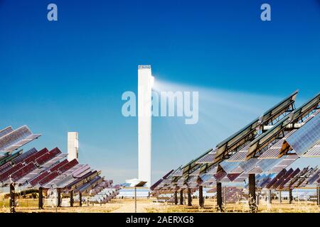 La tour solaire thermique PS20, la seule tour solaire de travail en ce moment dans le monde. Sa fait partie de l'Eurostars Grand Marina complexe administré par Abengoa solar ener Banque D'Images