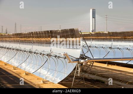 La tour solaire thermique PS20, la seule tour solaire de travail en ce moment dans le monde. Sa fait partie de l'Eurostars Grand Marina complexe administré par Abengoa solar ener Banque D'Images