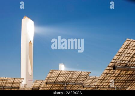 La tour solaire thermique PS20, la seule tour solaire de travail en ce moment dans le monde. Sa fait partie de l'Eurostars Grand Marina complexe administré par Abengoa solar ener Banque D'Images