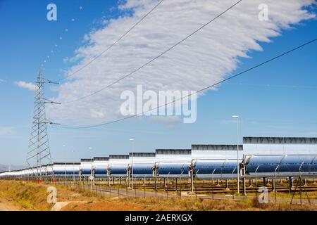 Le solaire d'Andasol près de Guadix en Andalousie, Espagne, est la première et la plus grande centrale solaire thermique collecteurs paraboliques power station. Il a été Banque D'Images