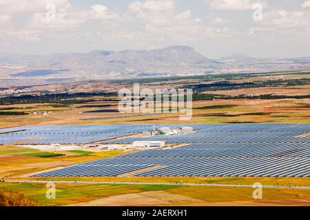 Regarder sur le solaire d'Andasol près de Guadix en Andalousie, Espagne, est la première et la plus grande puissance solaire thermique collecteurs paraboliques Banque D'Images