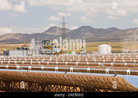 Le solaire d'Andasol près de Guadix en Andalousie, Espagne, est la première et la plus grande centrale solaire thermique collecteurs paraboliques power station. Il a été Banque D'Images