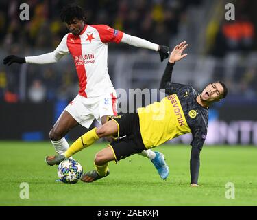 Dortmund, Allemagne. 10 Dec, 2019. duels, duel entre Peter Olayinka (Slavia Prague) et Achraf Hakimi (Borussia Dortmund). GES/football/Ligue des Champions : Borussia Dortmund - Slavia Prague, 10.12.2019 - Football/soccer/Ligue des Champions : Borussia Dortmund vs SK Slavia Prague, Dortmund, Dec 10, 2019 | dans le monde entier l'utilisation de Credit : dpa/Alamy Live News Banque D'Images